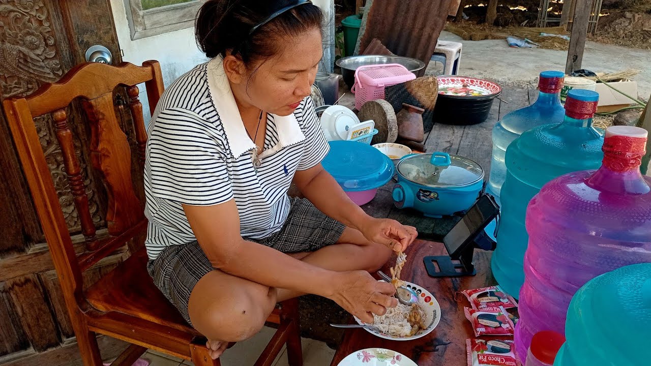 กินง่ายๆไม่ต้องปรุงแต่ง ข้าวปุ้นราดแกง