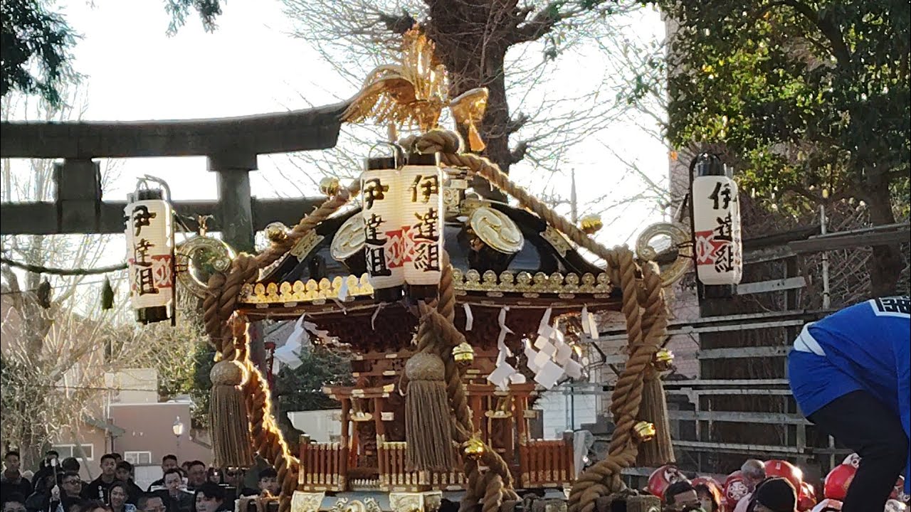 筑西市でおこなわれた下館だるま市新春神輿渡御