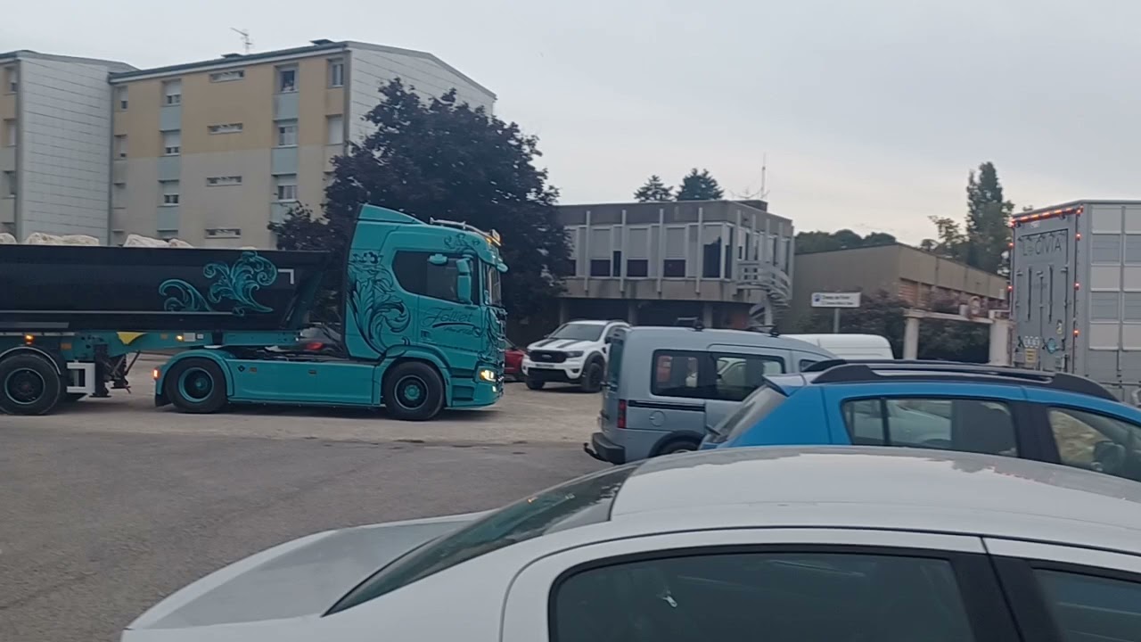 Arrivée de camions au  truck and rose de louhans 1