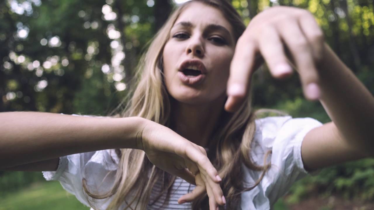Bir Model Gibi Dans Et: Camila Morrone ile Hip-Hop