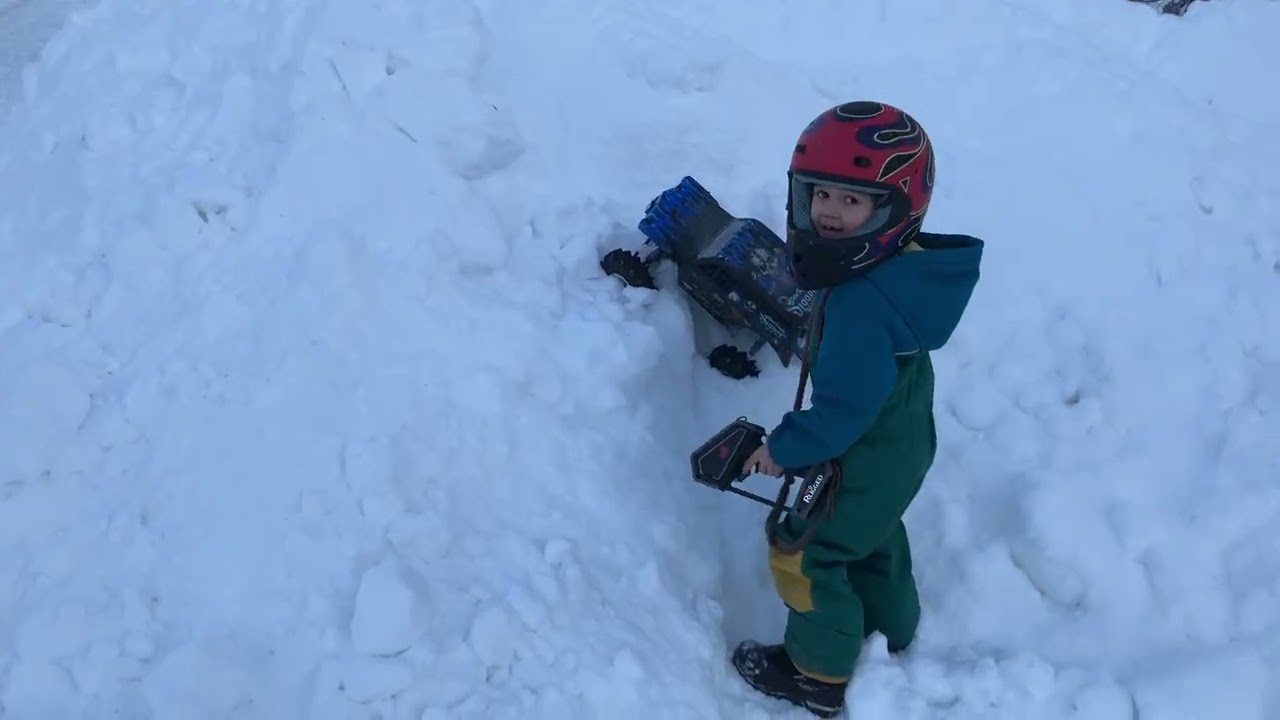 4 year old drives 4s Lmt on ice and snow