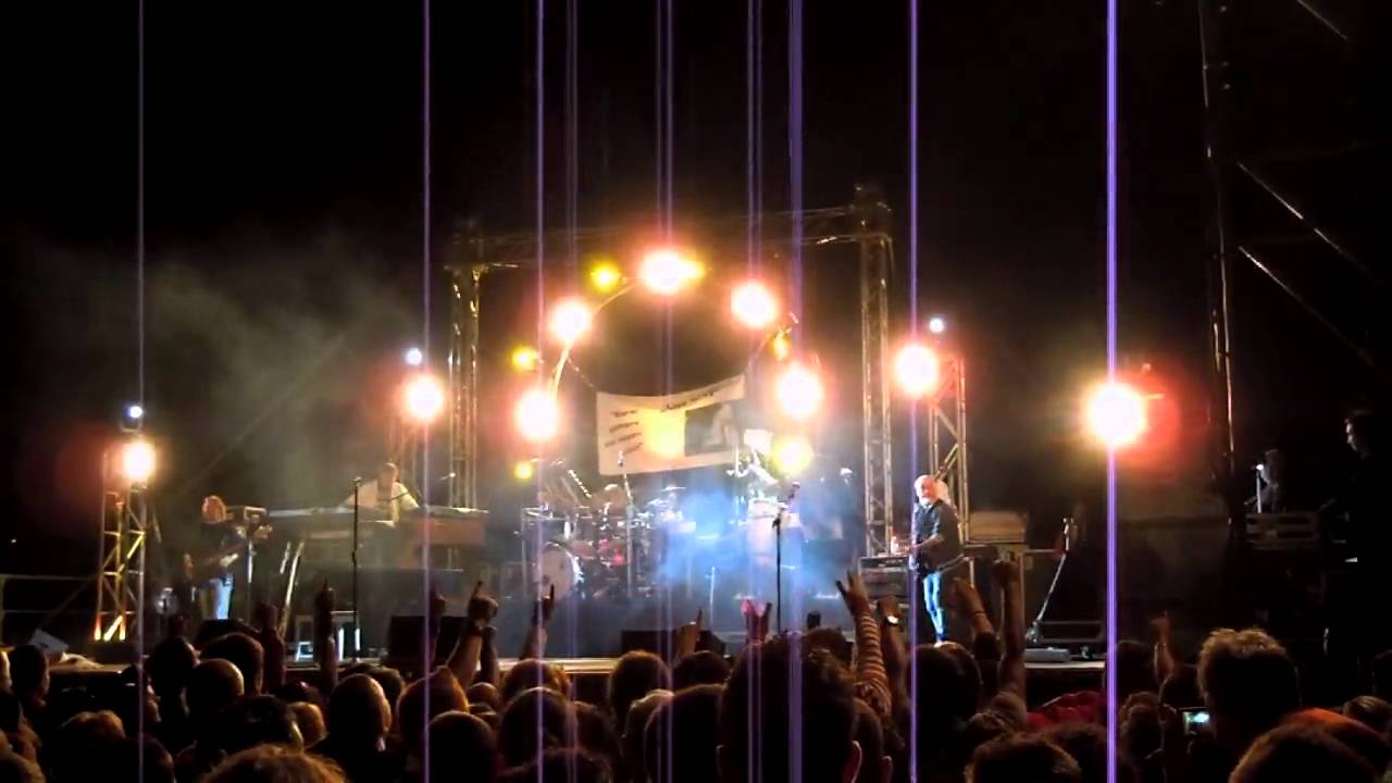 Inizio concerto dei Nomadi con 