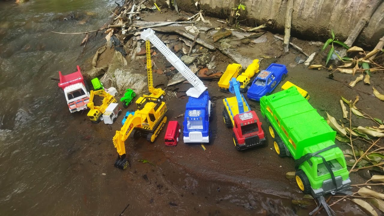 menemukan mainan mobil mobilan di pinggi sungai, mobil truk sampah,mobil crane,mobil exavator 