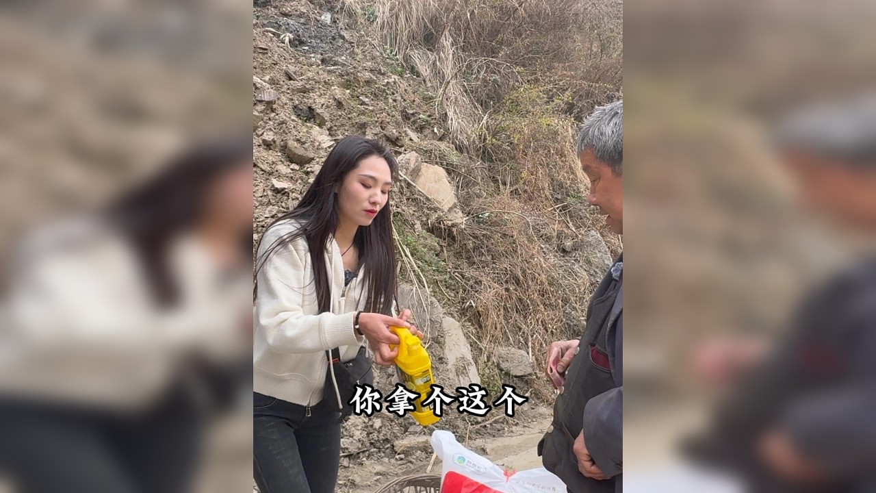 深山养蜂翁，林幽花自香，晨取蜜，岁月甜而长。