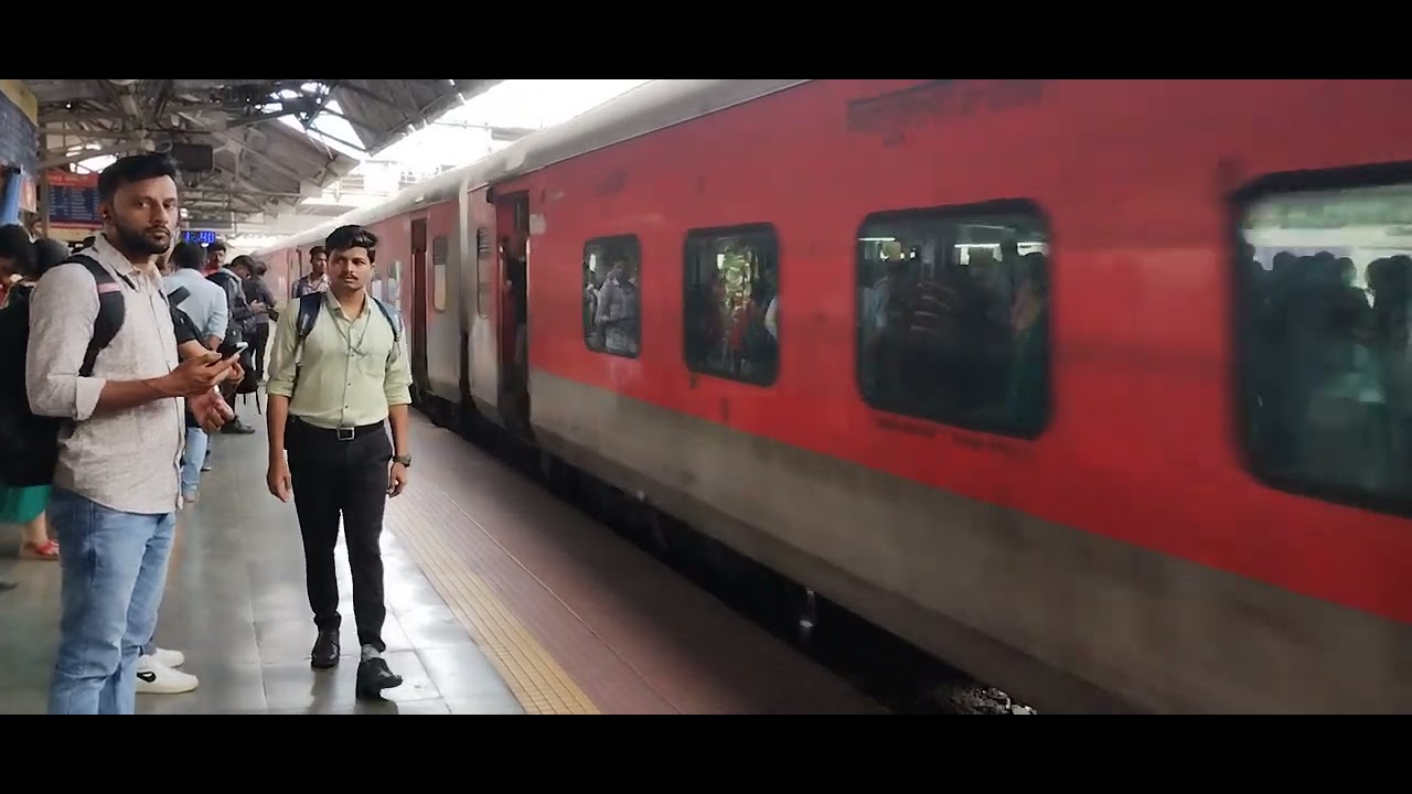 CSMT Mumbai HYDERABAD SF EXPRESS skips THANE RAILWAY STATION #IndianRailways #trending #viral 