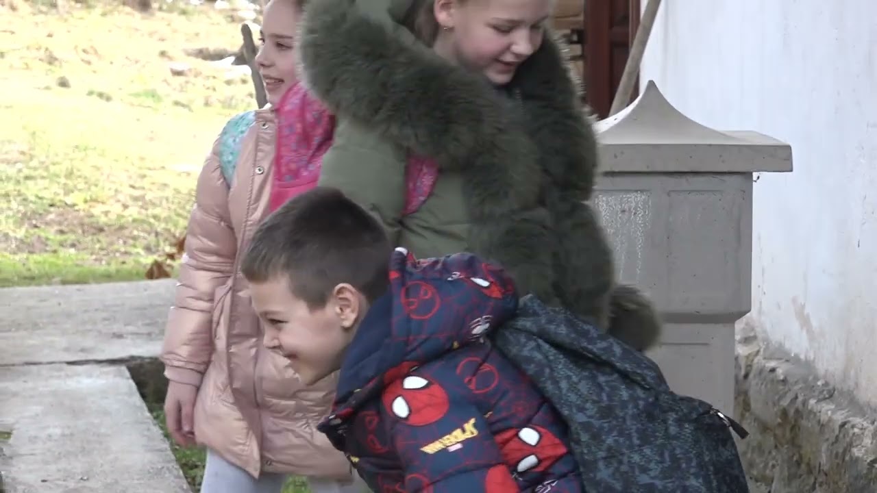 Škola pod plavim nebom: Tri đaka i jedna velika priča