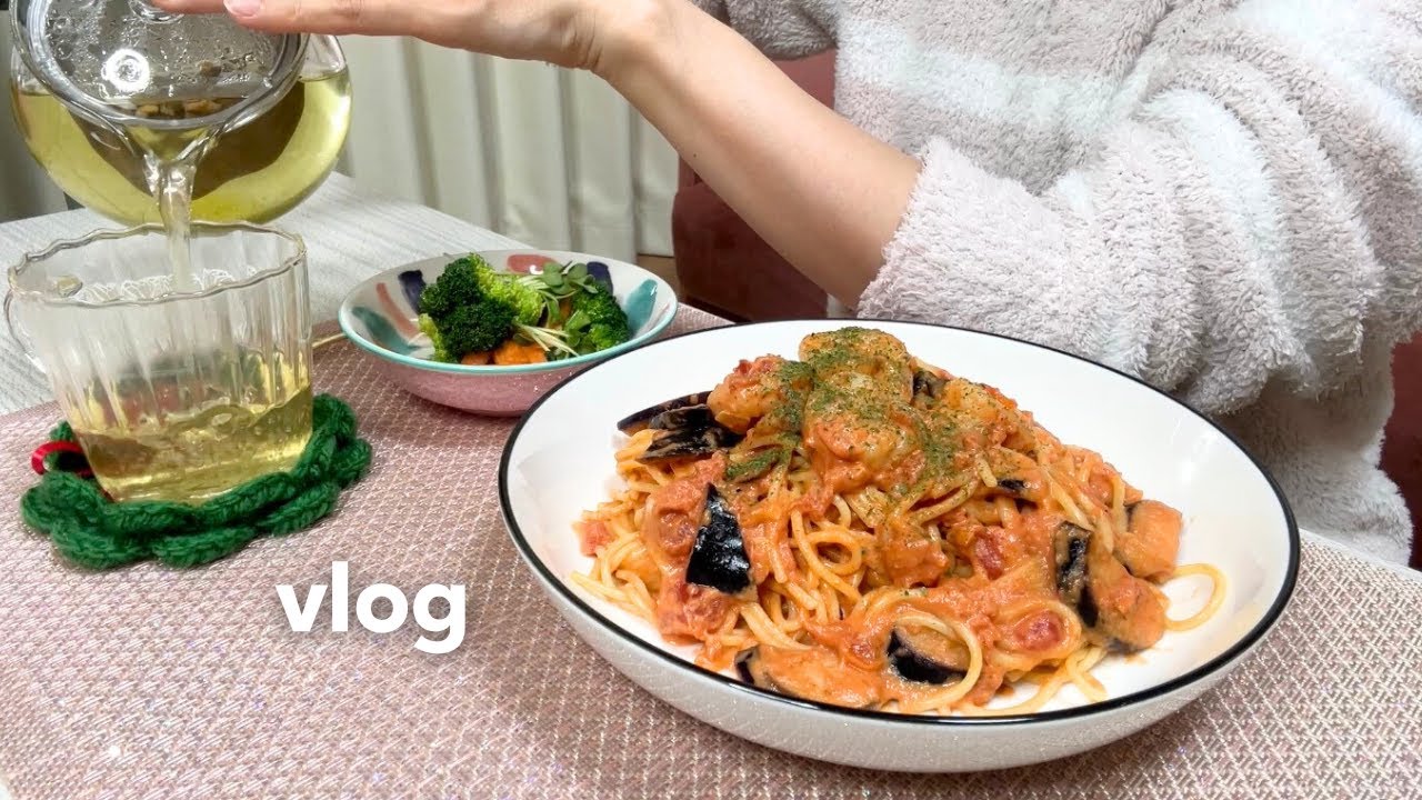 【40代独身一人暮らしvlog】クリスマスプレゼントを買ってラッピング🎁料理や毛糸でクリスマスのオーナメント作りを楽しむ日常。カルディ購入品の紹介とトマトクリームパスタやキンパを作る