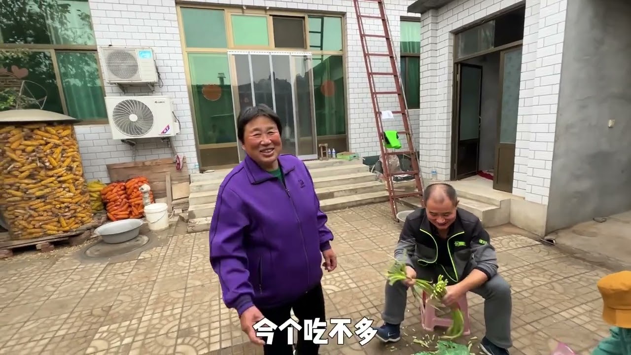 小伙为感谢大妈们帮忙装苹果，小伙直接买三扇排骨安排三大桌，小院里可真热闹 #我的乡村生活 #新农人计划