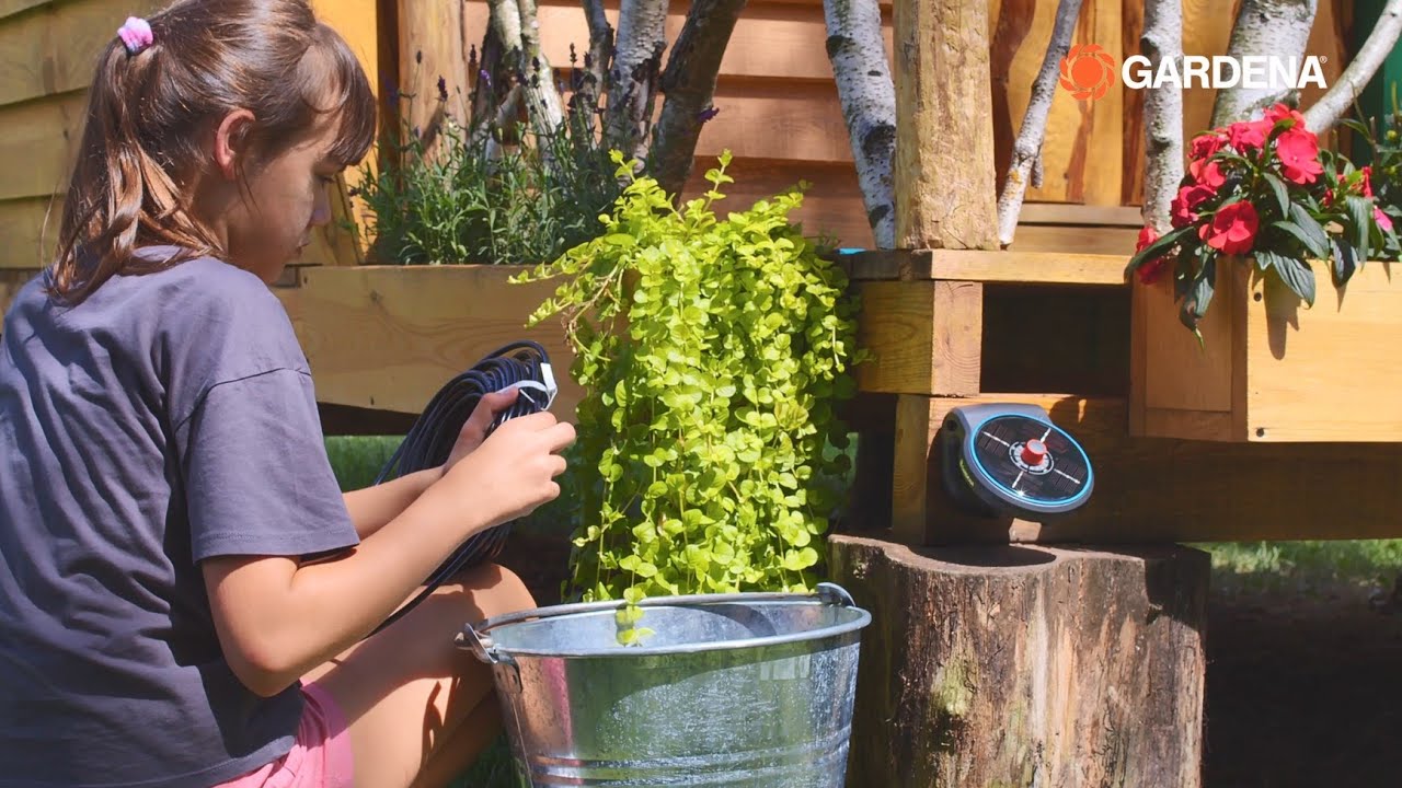 Automatyczna konewka zasilana energią słoneczną - Gardena Aquabloom. Idealne rozwiązanie na wakacje