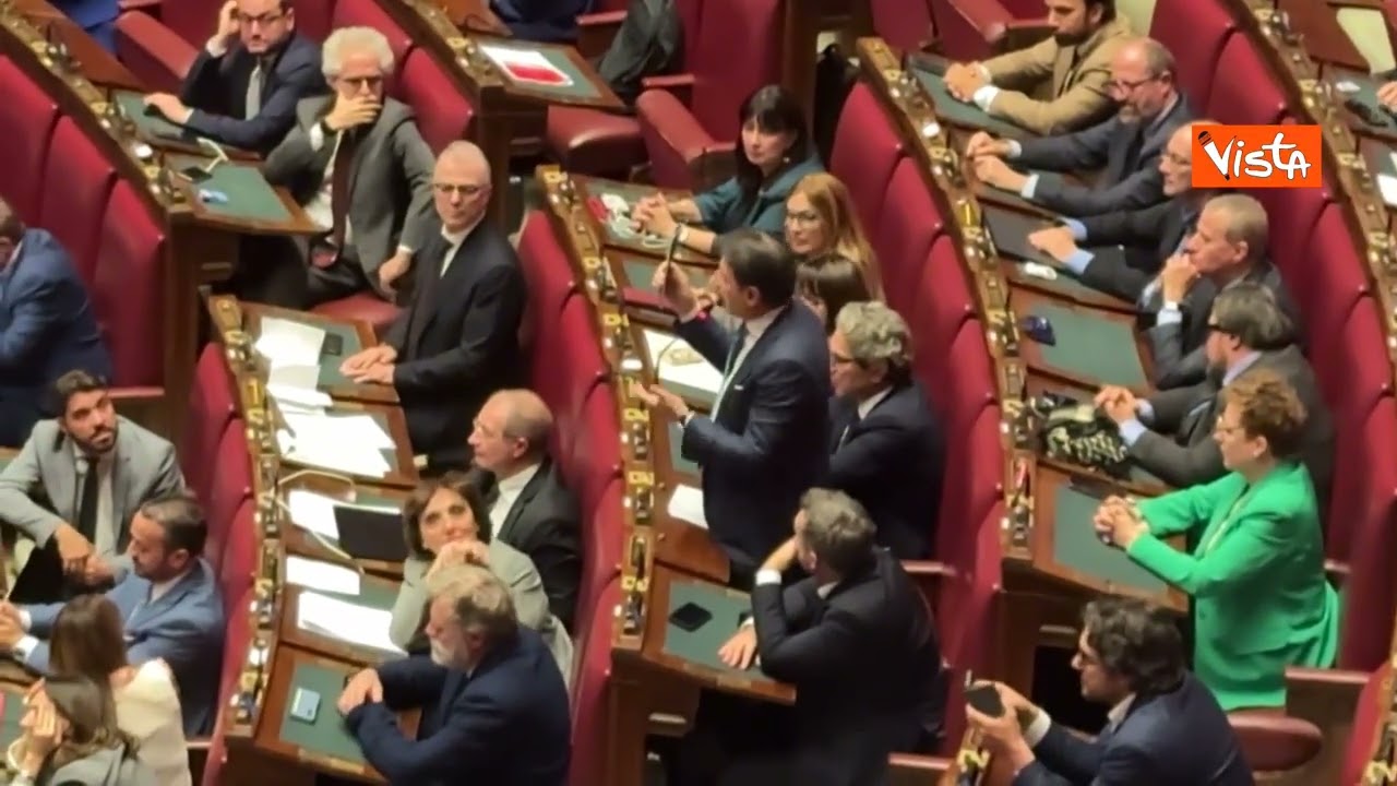 Conte in Aula regala alla premier libro M5s con dedica "Governo Meloni 3 anni di tasse"