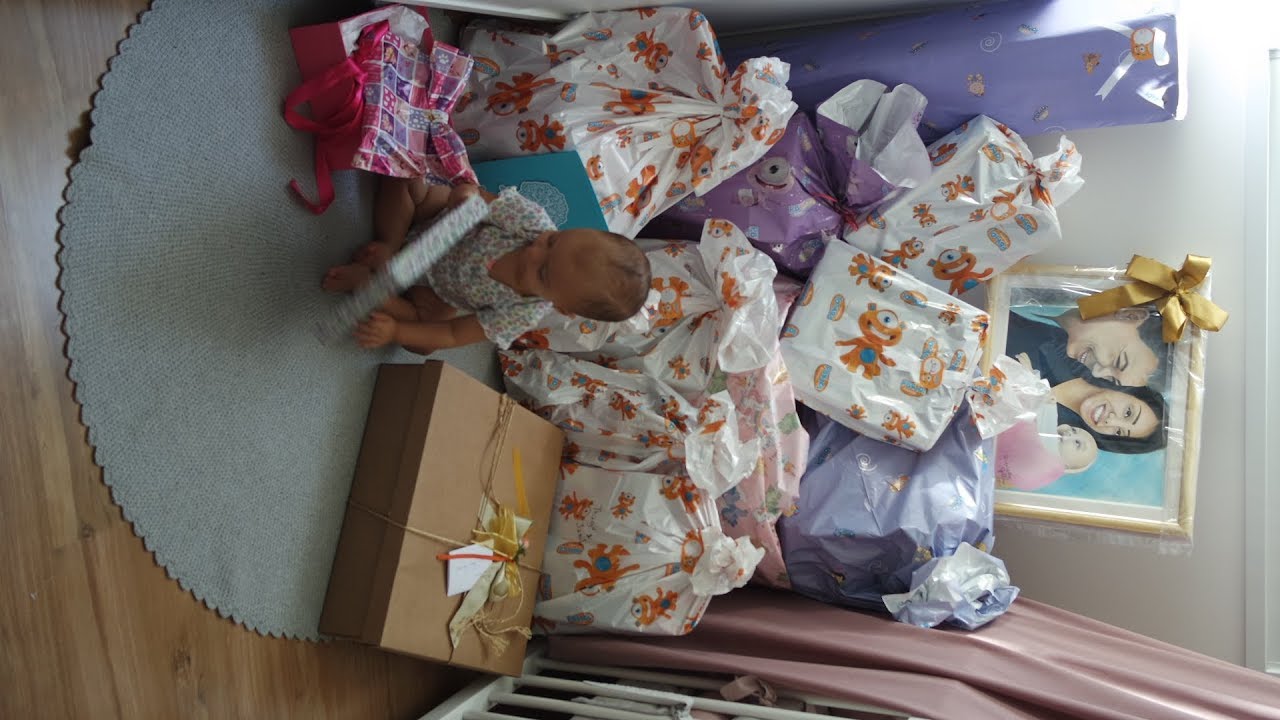 Abrindo os presente do Aniversário de 1 ano