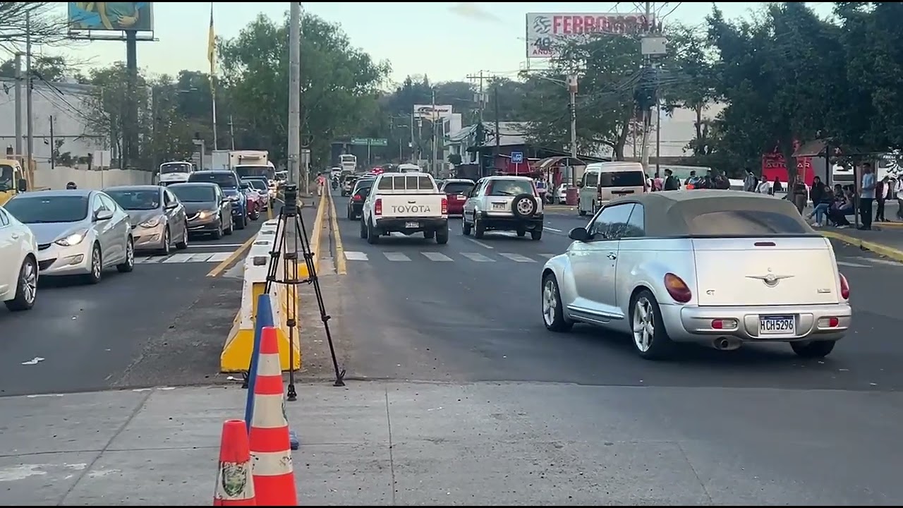 Tráfico vehicular pesado desde la rotonda del Loarque, salida al sur de la capital.