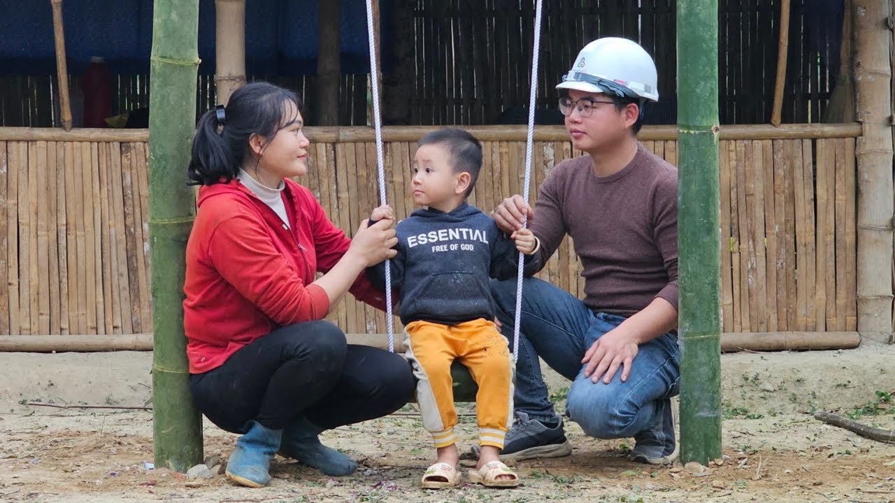 Single mother harvests sweet potatoes and works with an engineer to make a swing for her children
