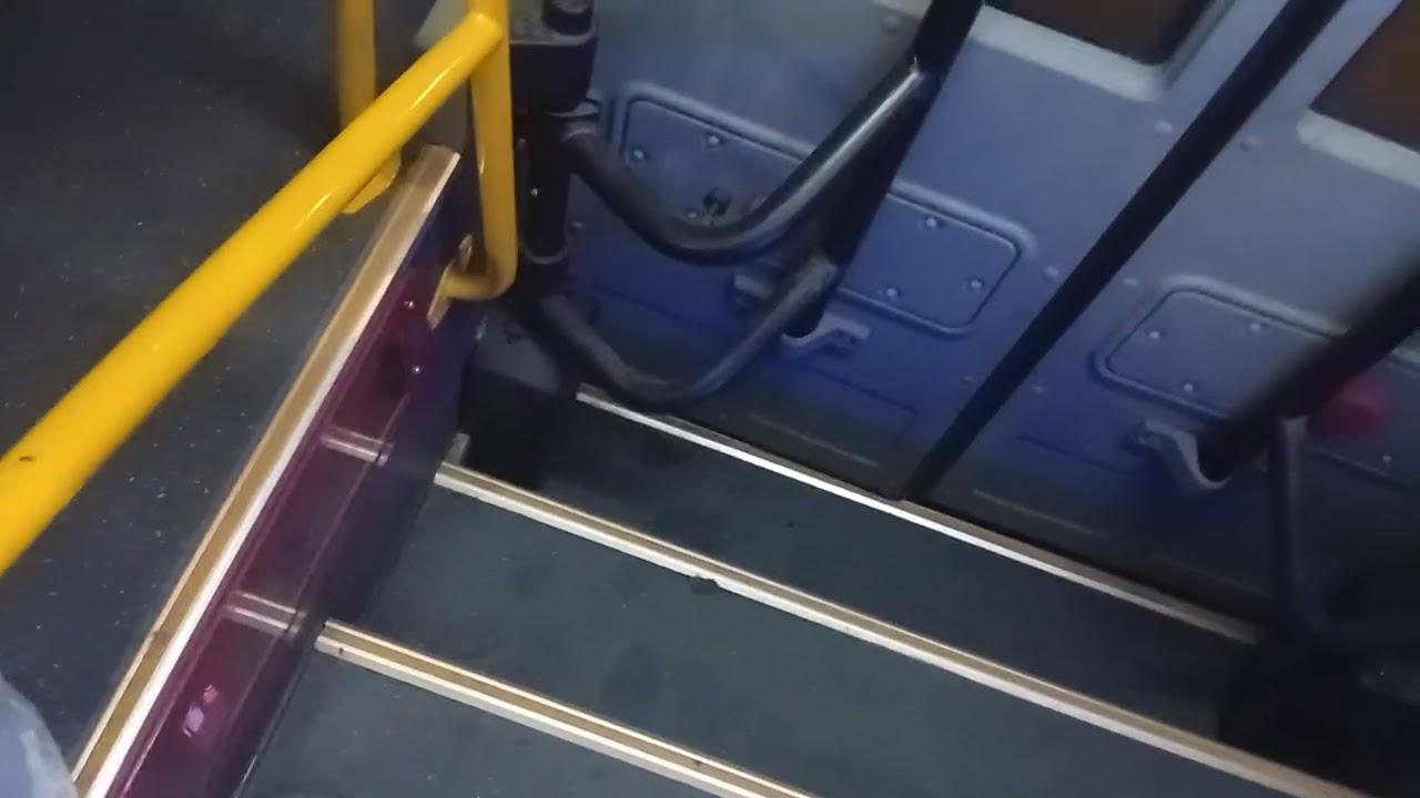 ירידה מהיסוזו cng bus בין עירוני של קו 177 מיבנה לתל אביב בתחנה האחרונה ת.רכבת תל אביב סבידור הורדה 