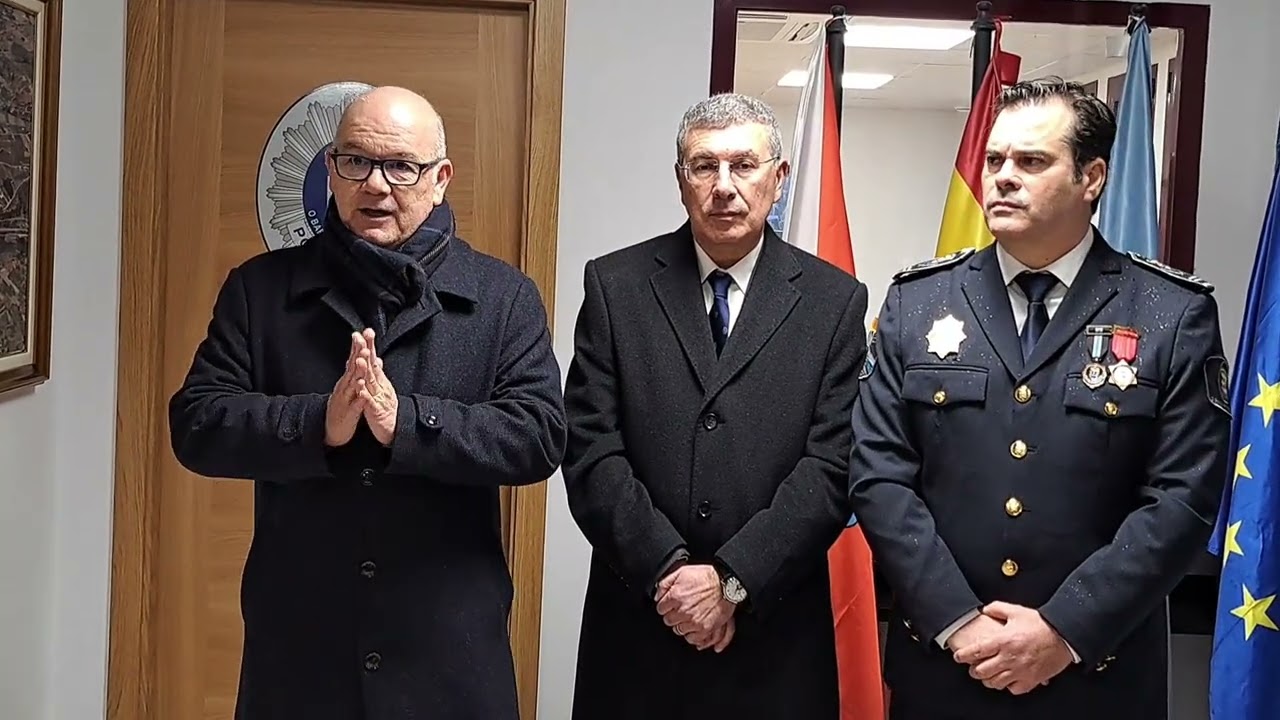 Eladio Santos entregó tres distinciones honoríficas a policías locales en O Barco