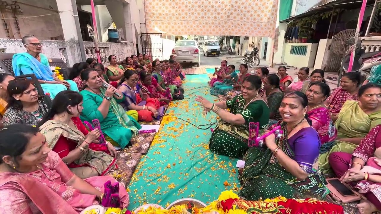 લખેલું છે 🌷આ અલગ જ ભજન રોજ નવા ભજન 🌷વૈકુંઠ મંડળ માં 6352384137