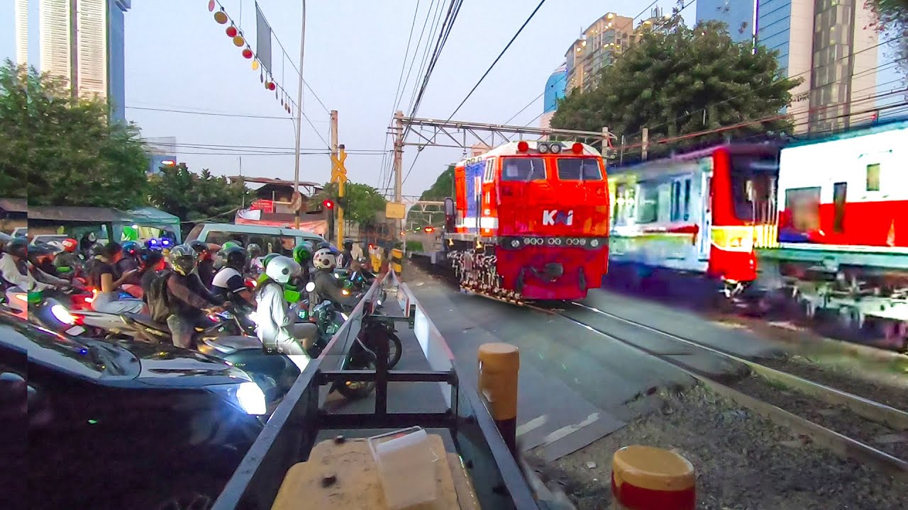 WOW !! Kereta KLB GD Dari Nambo Pakai Loks RNB, Kirim KRL TM 05 Ke Madiun, KA Bandara Nemper Org