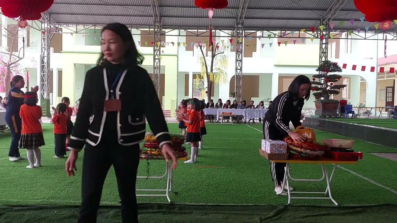 Thể dục: ném xa bằng 2 tay. Trẻ 5_6 tuổi A2 trường MN TT Tân An số 1