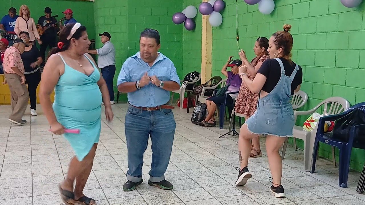 QUE ATREVIDO, YA TENIENDO PAREJA Y SE LE.OCURRE BAILAR CON OTRA