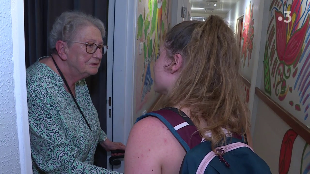 Durant l’été, des étudiants remplacent les auxiliaires de vie auprès des personnes âgées