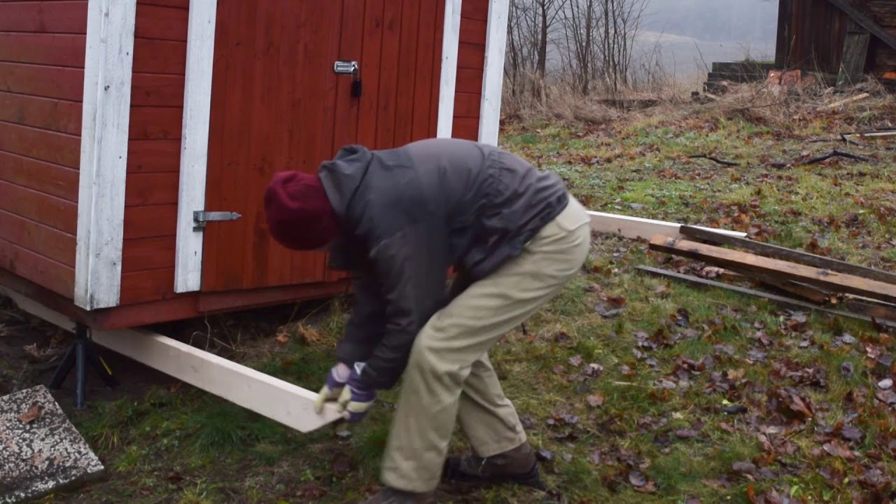 Vi flyttar en redskapsbod