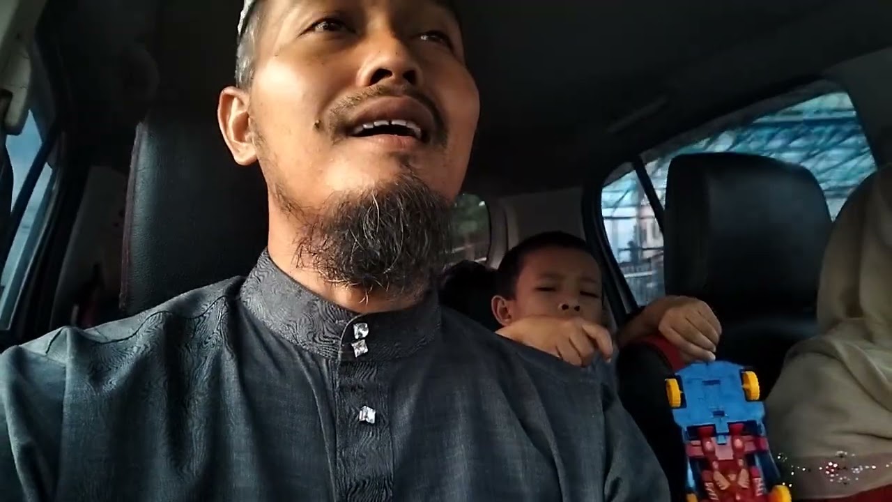 Tarannum Al-Quran bersama Ustaz Che Rusli dan anak ( Aslam ). Nahwan. Selepas beli mainan dan Solat.