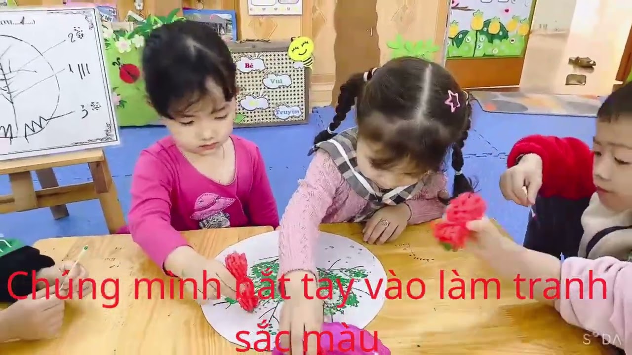 Bé làm tranh sắc màu