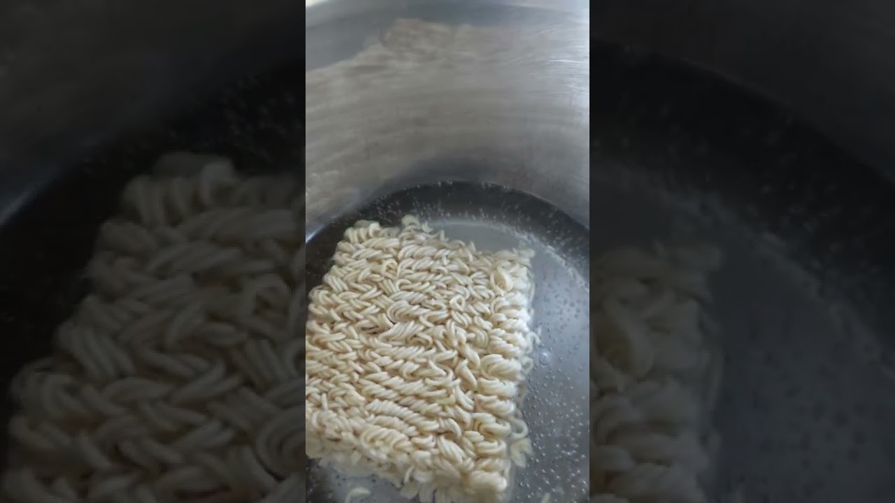 WARM NOODLES // COOKING DEMAE RAMEN CHICKEN NOODLES