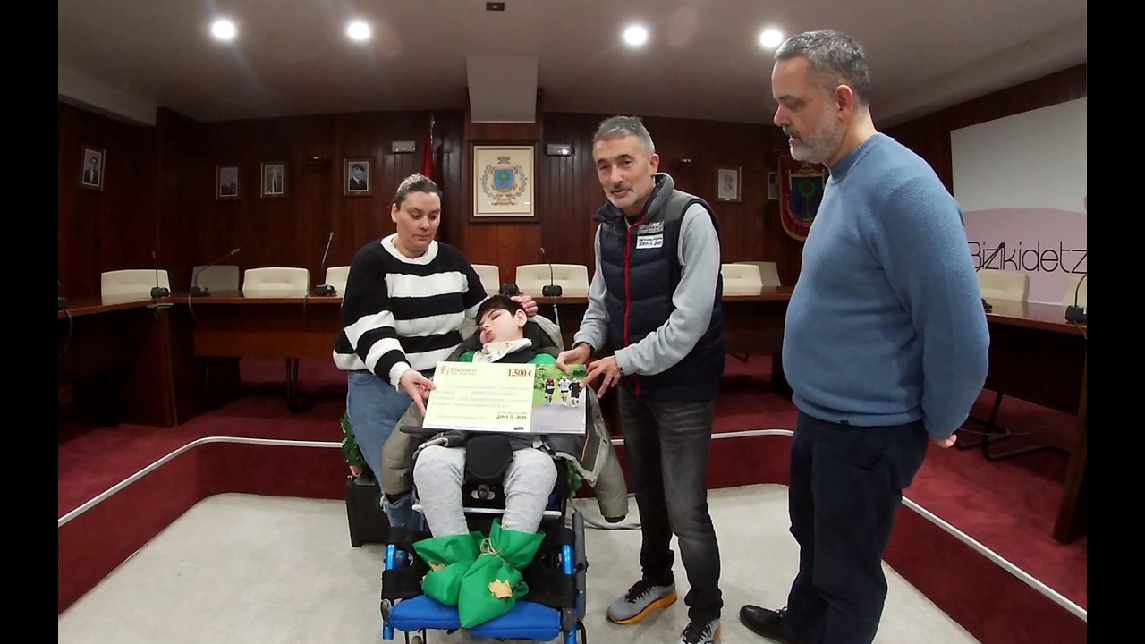 Maratones solidarios Javi & Jon entrega el talón solidario de 1500€ a Aingeru