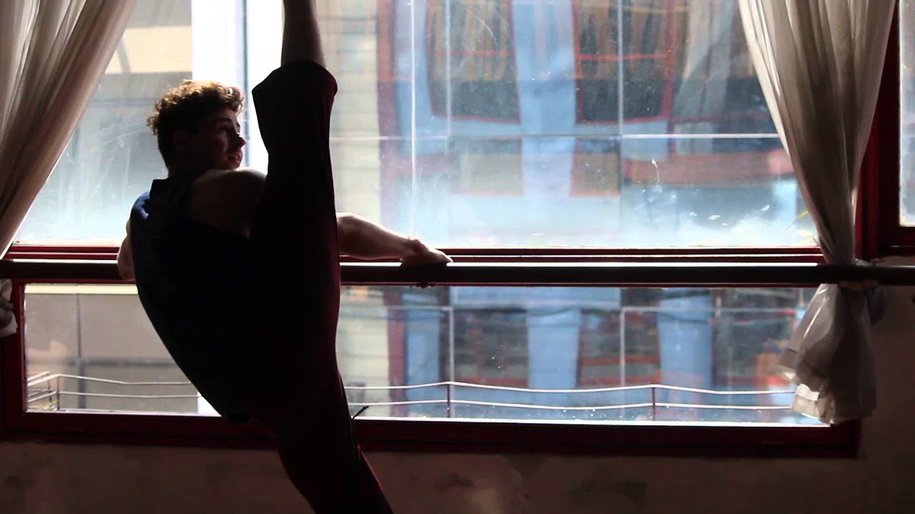 Analia Gonzalez clase jazz contemporaneo, barra por Adriel Balletore Crossa