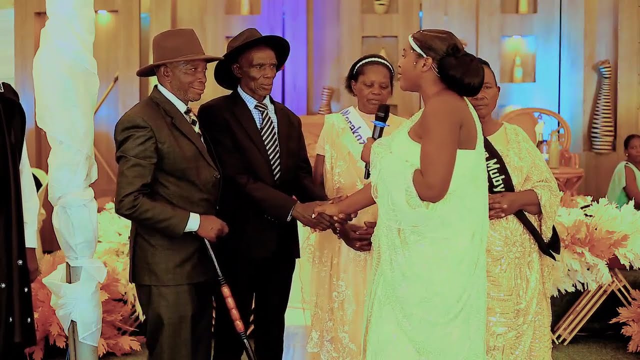 Mbega byiza weee! Umugeni aririmbiye ababyeyi be mubukwe. Umuhanzi sister Yvonne