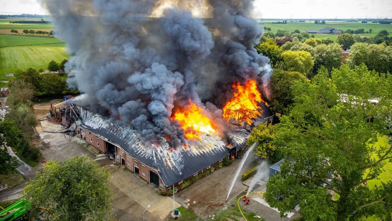 Grote brand verwoest drie boerenschuren en woonhuis in Godlinze
