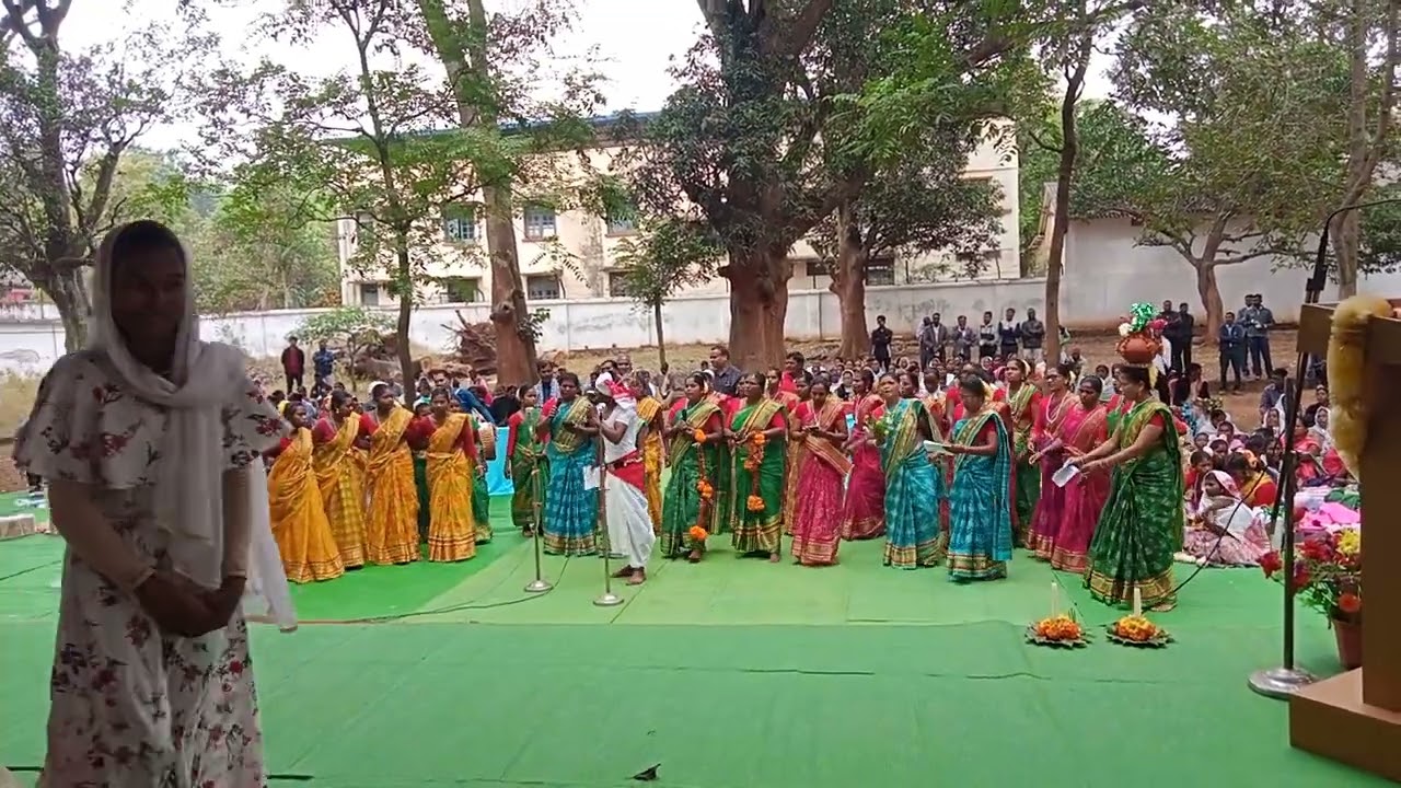 // उपयाजक अभिषेक के शुभ अवसर पर डमकच गाना से हार्दिक बधाई और शुभकामनाएं देते माताएँ एवं बहनें//