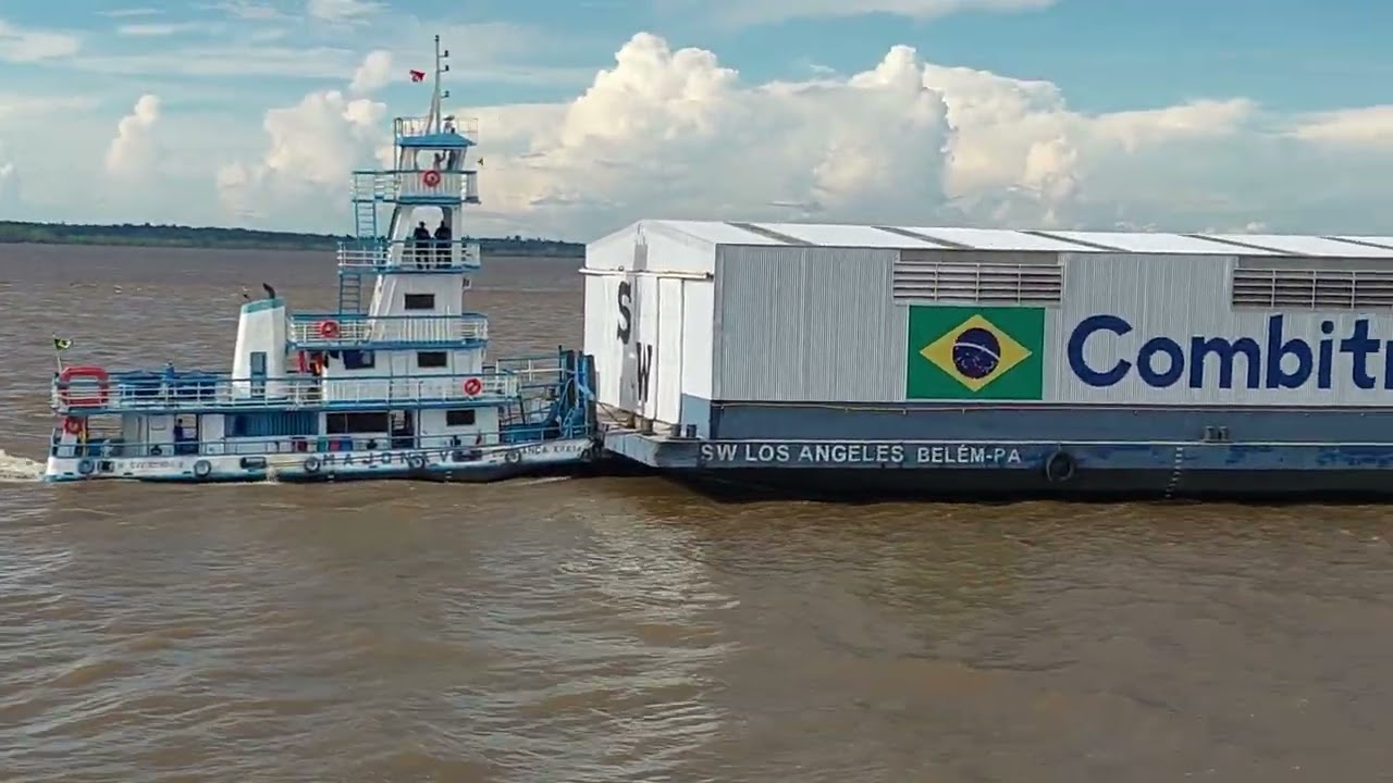 F/B América ultrapassando balsa com seguranças armados pelo Rio Amazonas