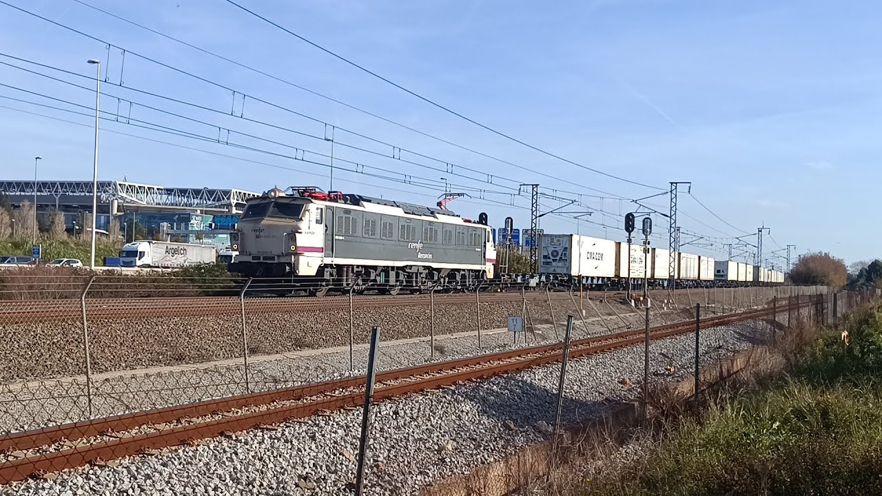 🇺🇦Электровоз Renfe 251 с составом (контейнеровоз) проезжает мимо Splau