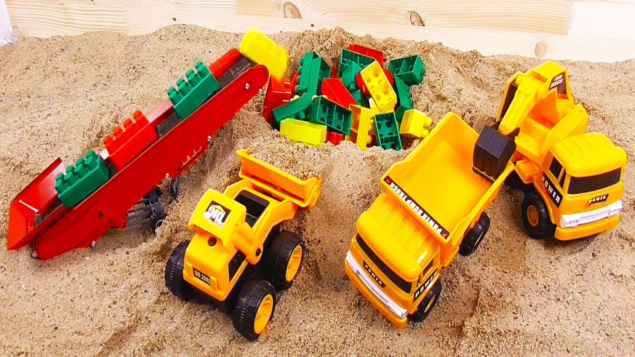 buntes Spielzeug, Bausteine, Lastauto, Bagger f&uuml;r Kinder, Kinderfilm, 10 min