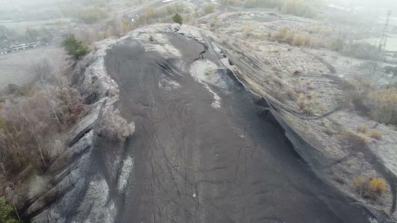 « Le terril du Quesnoy s’élève, majestueux, sous l’œil du drone qui dévoile son âme hivernale. »