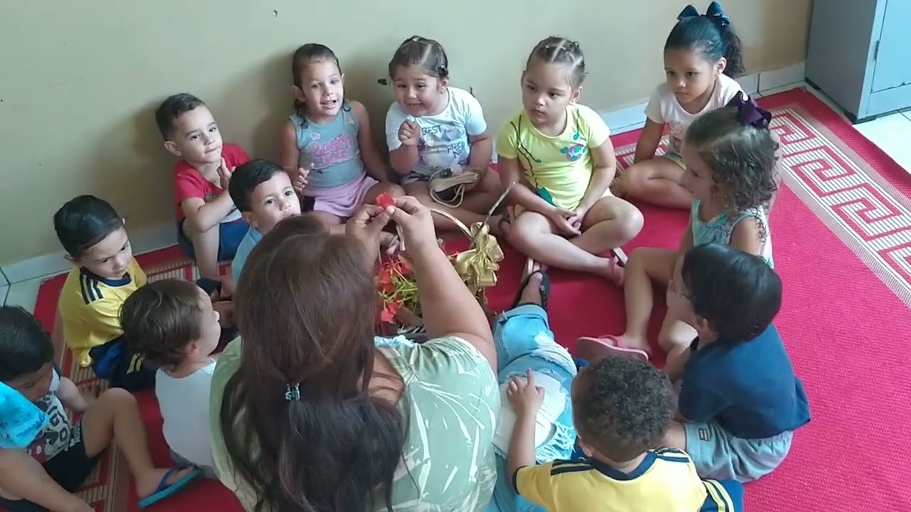 Explorando recursos naturais que as crianças do Mater lll encontraram  no pátio externo da creche
