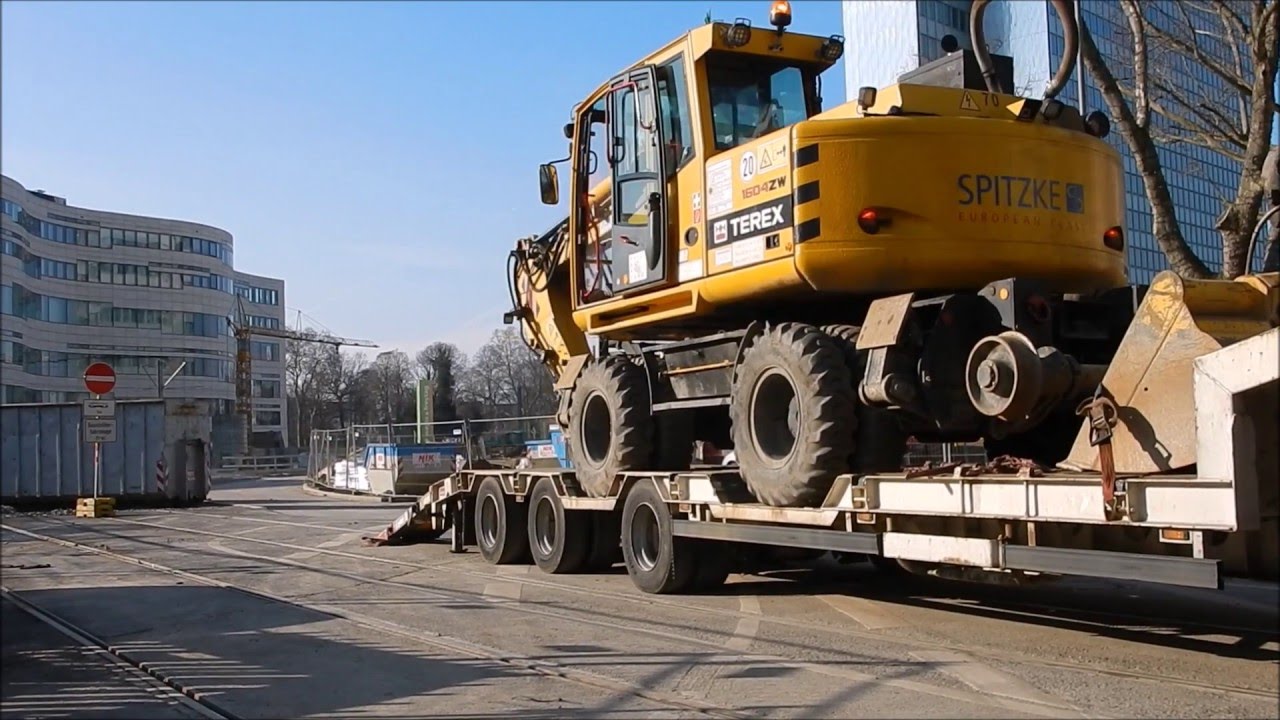 Bagger Terex auf Tieflader  verladen der Spielfilm