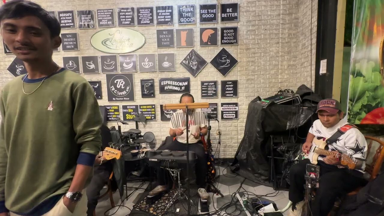4People gig at Tautan Resto Set 2