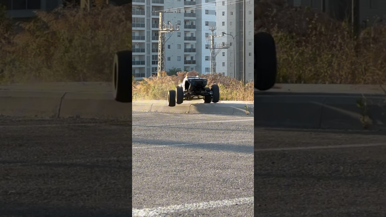 TRAXXAS XMAXX IN ACTION 🤩 #traxxas #xmaxx8s #traxxasxmaxx #bashing #rc #car