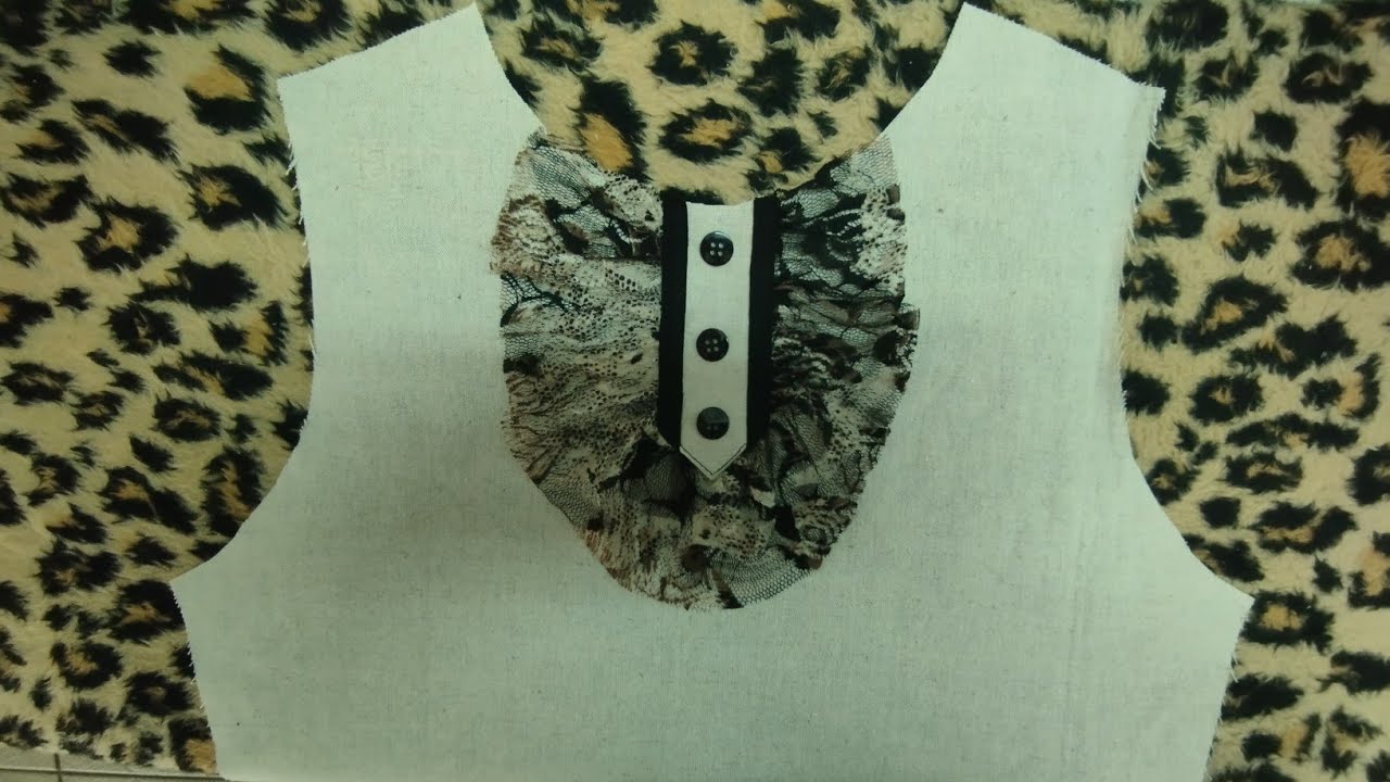 Carcela feminina com detalhes em renda.