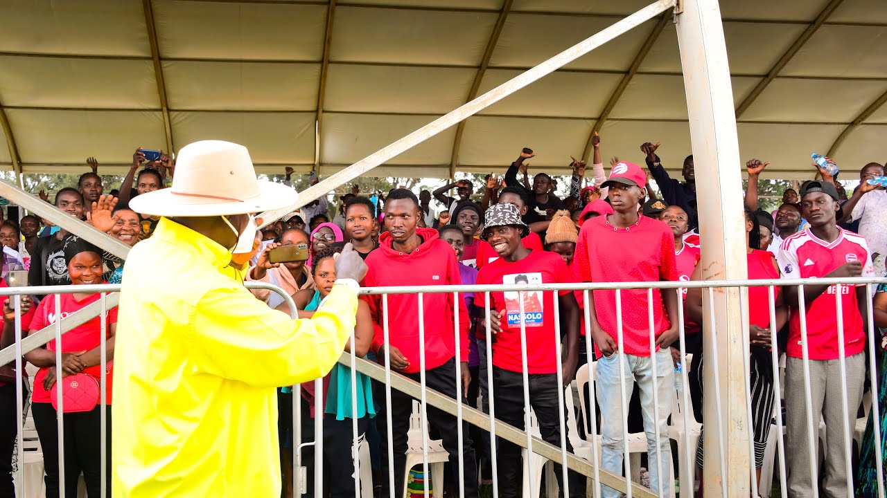 Museveni welcomes 10,000 NUP supporters to NRM
