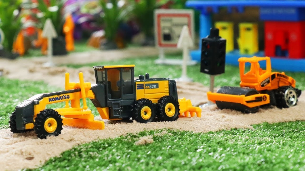 Mini construction vehicles  toy making roads - รถก่อสร้างจิ๋วทำถนน