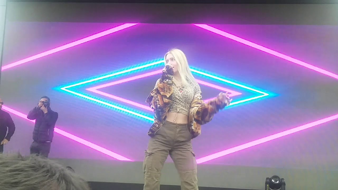 Aleyna Tilki - Sen Olsan Bari (Meydan İstanbul AVM) (06.04.2019)