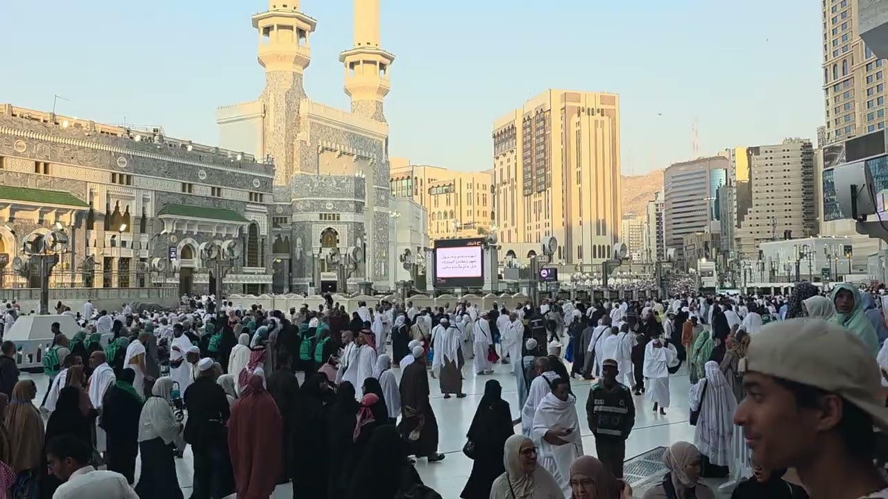 SUASANA HALAMAN MESJID AL HARAM MEKKAH MENJELANG BUKA PUASA HARI PERTAMA