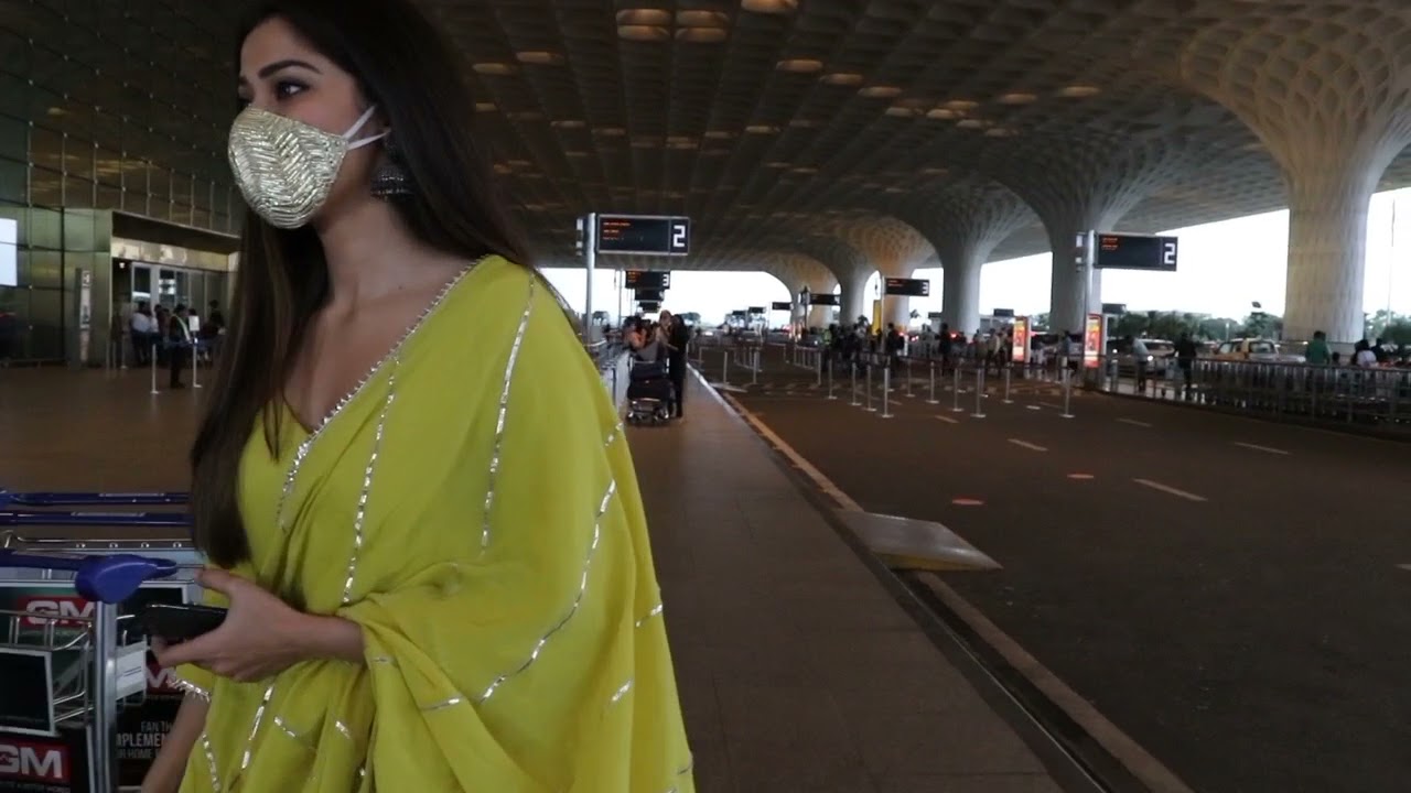 Laxmi rai ekdum desi andaz mai pahochi mumbai Airport