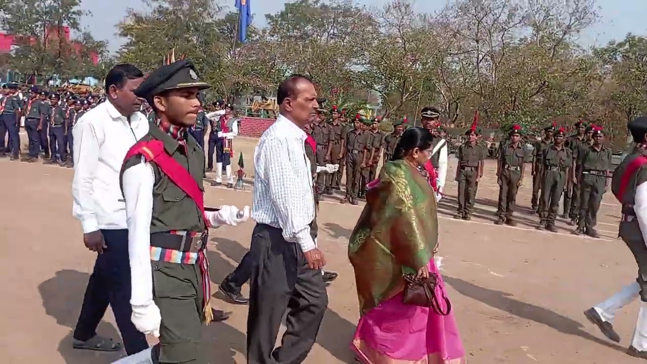 दिग्रस नगरपालिका नवनिर्वाचित नगराध्यक्षा परेड निरिक्षण करताना