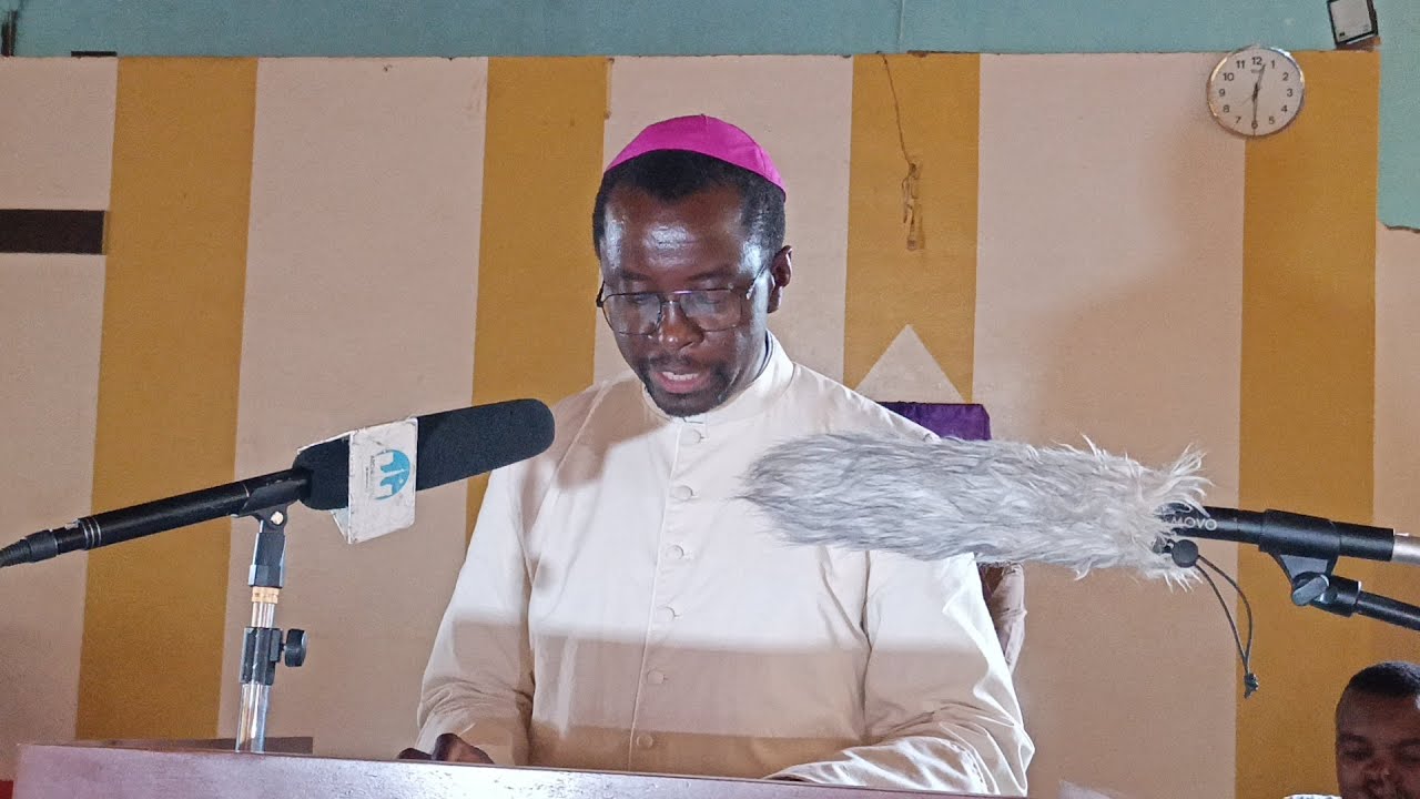 MGR HALLYDAY, EVEQUE COADJUTEUR NOMME DE NKAYI, UN COMMUNICATEUR AU SERVICE DE L'EVANGELISATION