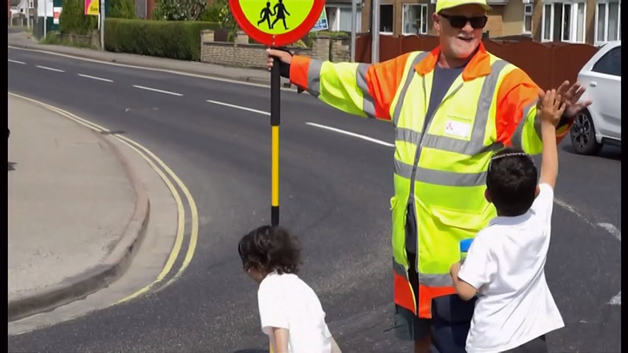 Lollipop man told to stop giving kids high-fives - only council disapproves (UK) 19/June/2025
